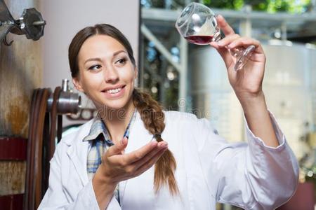 阿拉伯語醫(yī)生收到了工資日的概念。 穆斯林醫(yī)生在辦公室里數(shù)美元。 阿拉伯醫(yī)生持有金錢醫(yī)療咨詢。 醫(yī)院概念。 健康的概念。 醫(yī)療保健相似素材圖片第13頁-攝圖新視界